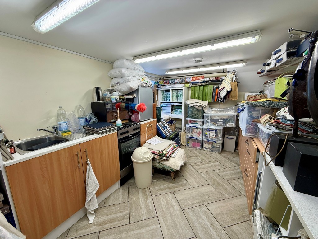Lot: 88 - PERIOD FREEHOLD DOUBLE-FRONTED SHOP AND FLAT IN POPULAR VILLAGE LOCATION - Shop kitchen